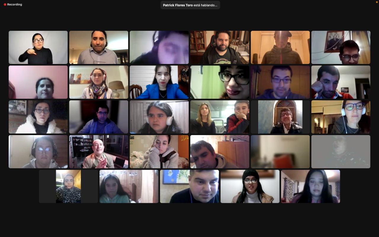 Pantallazo de reunión por zoom, se ven a muchas personas diversas, están Cynthia, Rodrigo, Jesus, Alejandro, Raul, Victor, Jessica, Carolina Saavedra, Camila, Carolina Osorio, Jorge, José Manuel, Gabriela, Felipe, Constanza, Vicente, María Jesús, Ignacio, Rocío, José Urra, Miguel Ángel, Constanza Sabrina, José Luis, Ana María, Yessenia, Valentina, Lorenzo, Francisca y Escarlet